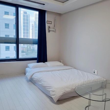 Dongseongro Meomoom Apartment Daegu Room photo