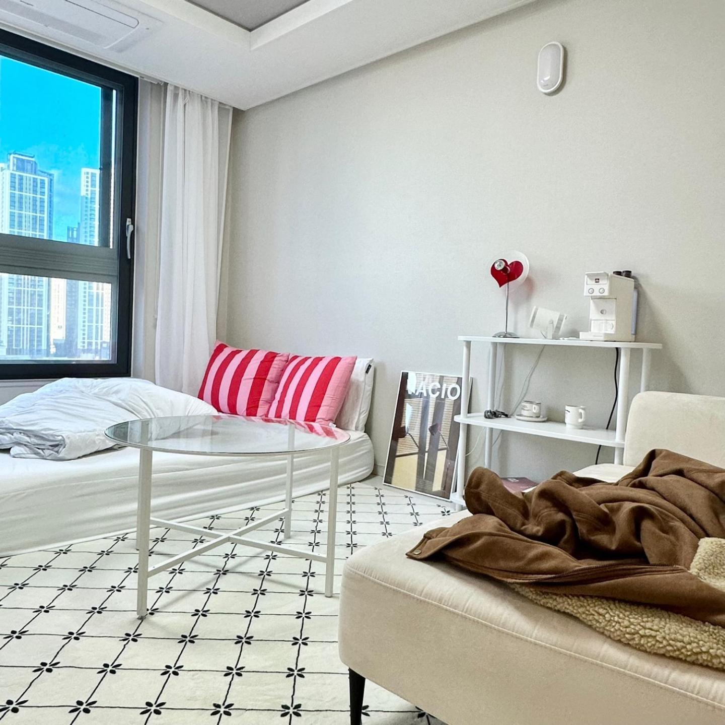Dongseongro Meomoom Apartment Daegu Room photo