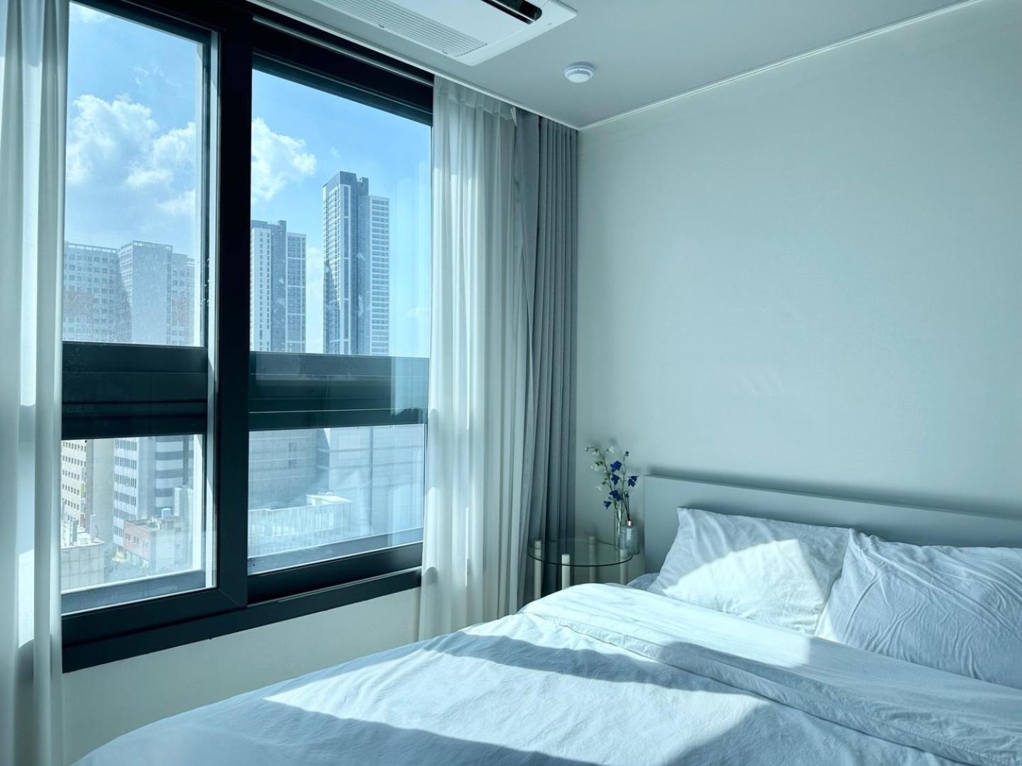 Dongseongro Meomoom Apartment Daegu Room photo