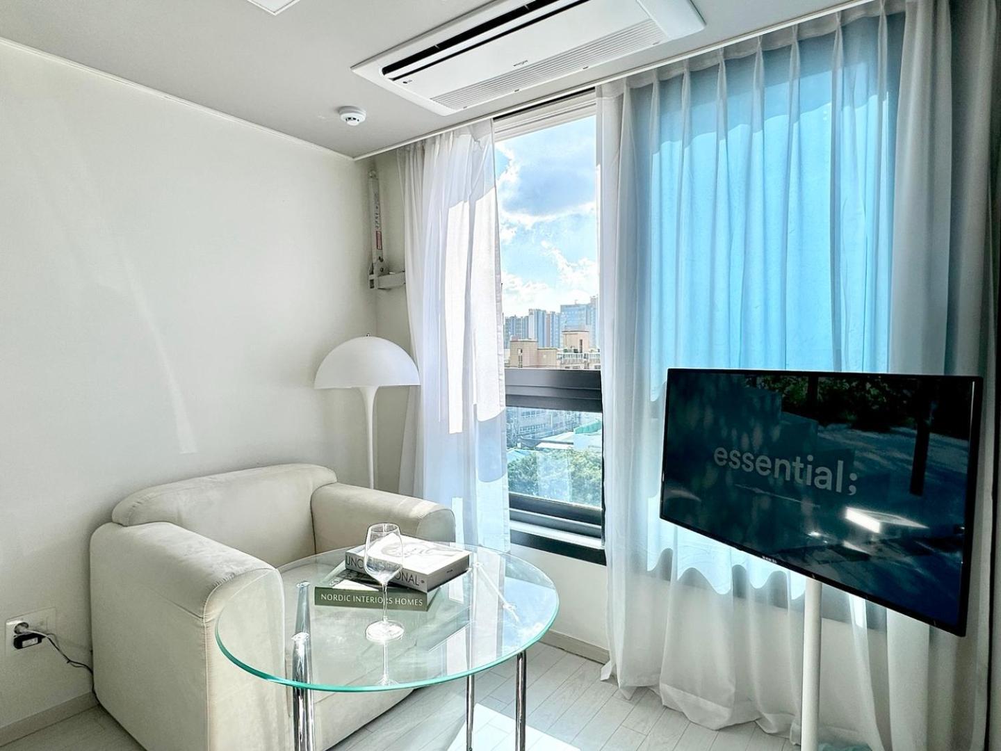 Dongseongro Meomoom Apartment Daegu Room photo